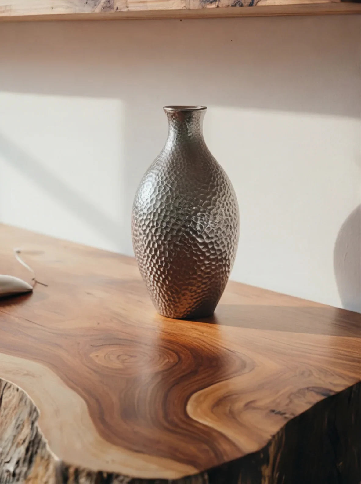 Moderne vaas op massief houten zwevende bureauplank met houtpatroon