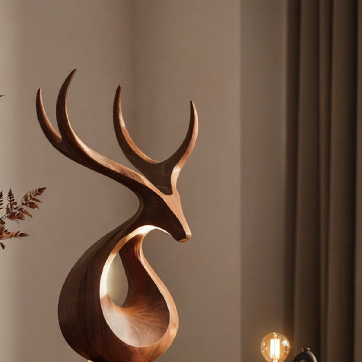Organisch moderne gewei-sculptuur van massief hout