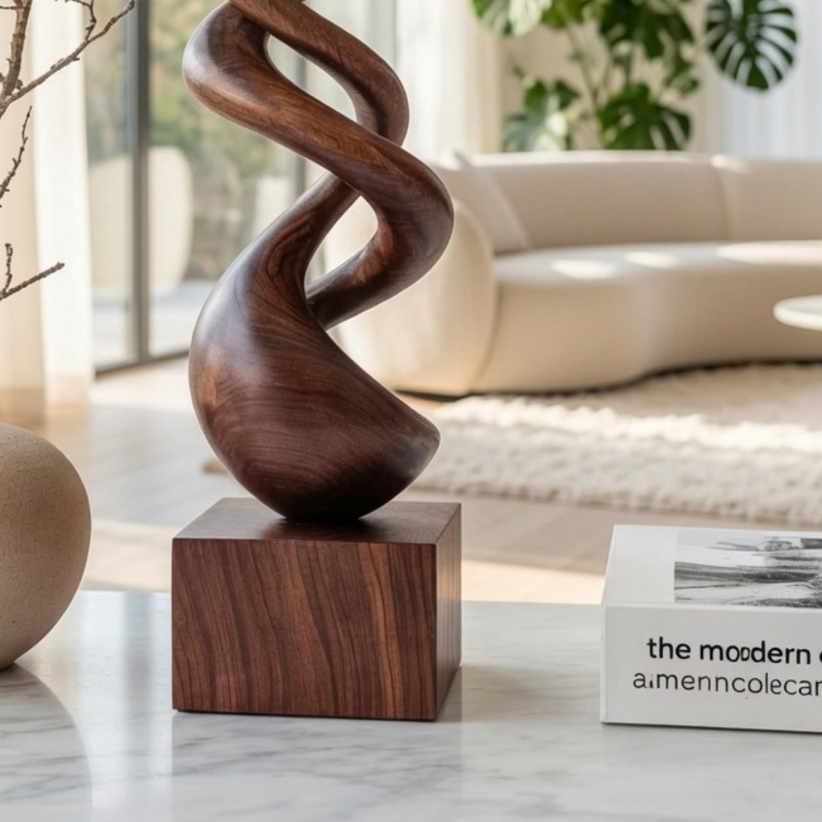 Handgemaakte getordeerde sculptuur van massief hout