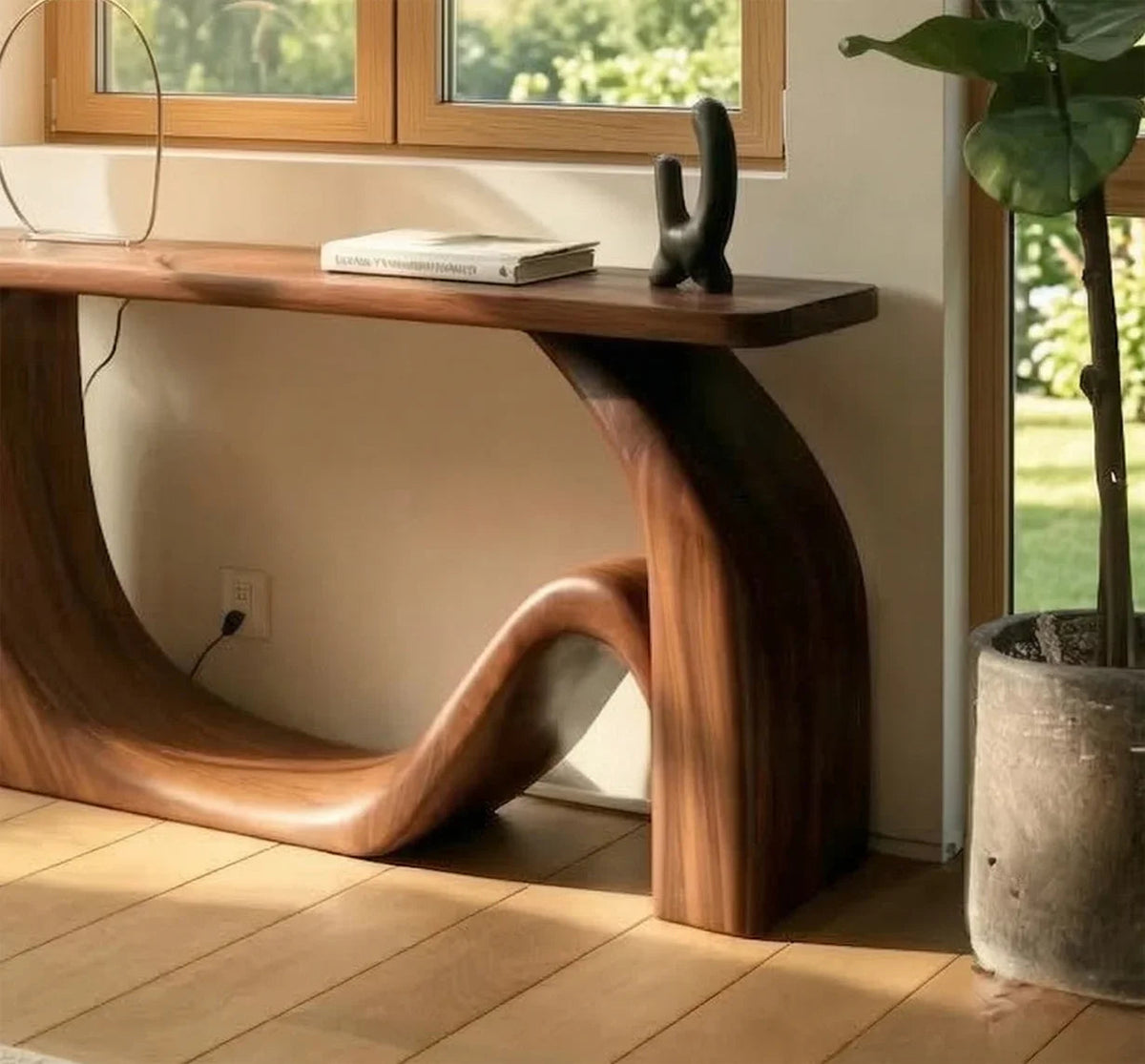 Sculpturale massief houten consoletafel met organische vorm voor entree en hal