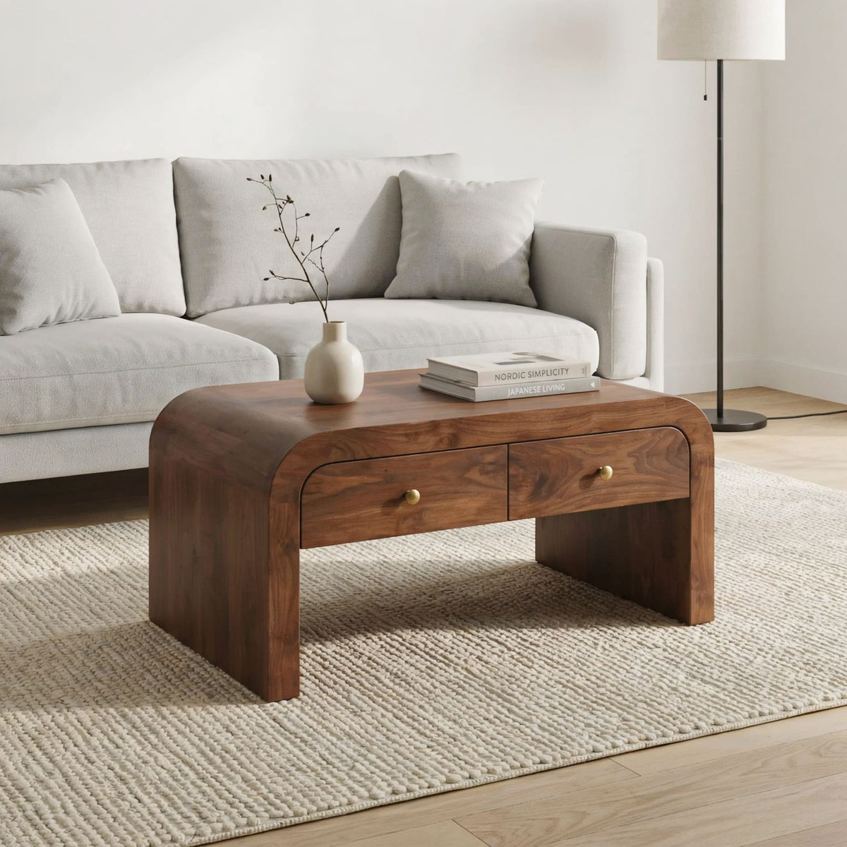 Organisch moderne gebogen salontafel van massief hout met opberglades