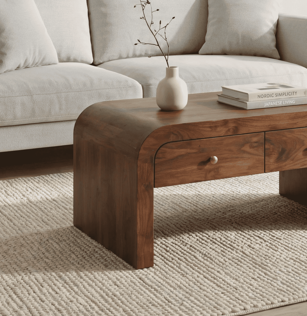 Sculpturale gebogen salontafel van massief hout met functionele lades