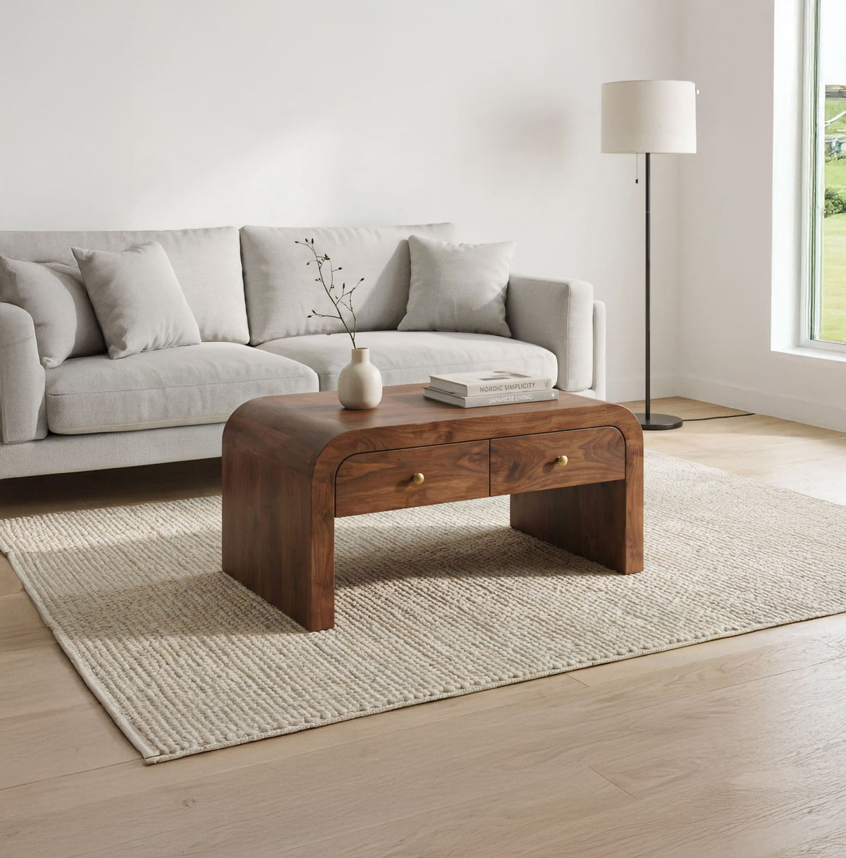 Organisch moderne massief houten salontafel met lades in minimalistische zithoek