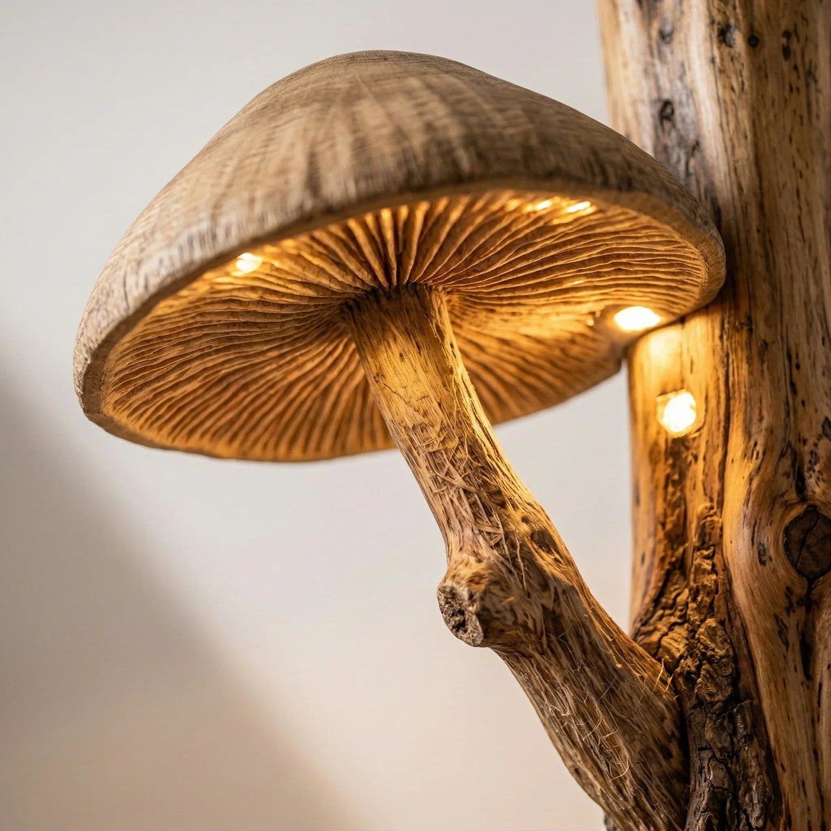 Handgemaakte paddenstoel lamp met warm licht op natuurlijke houten stam