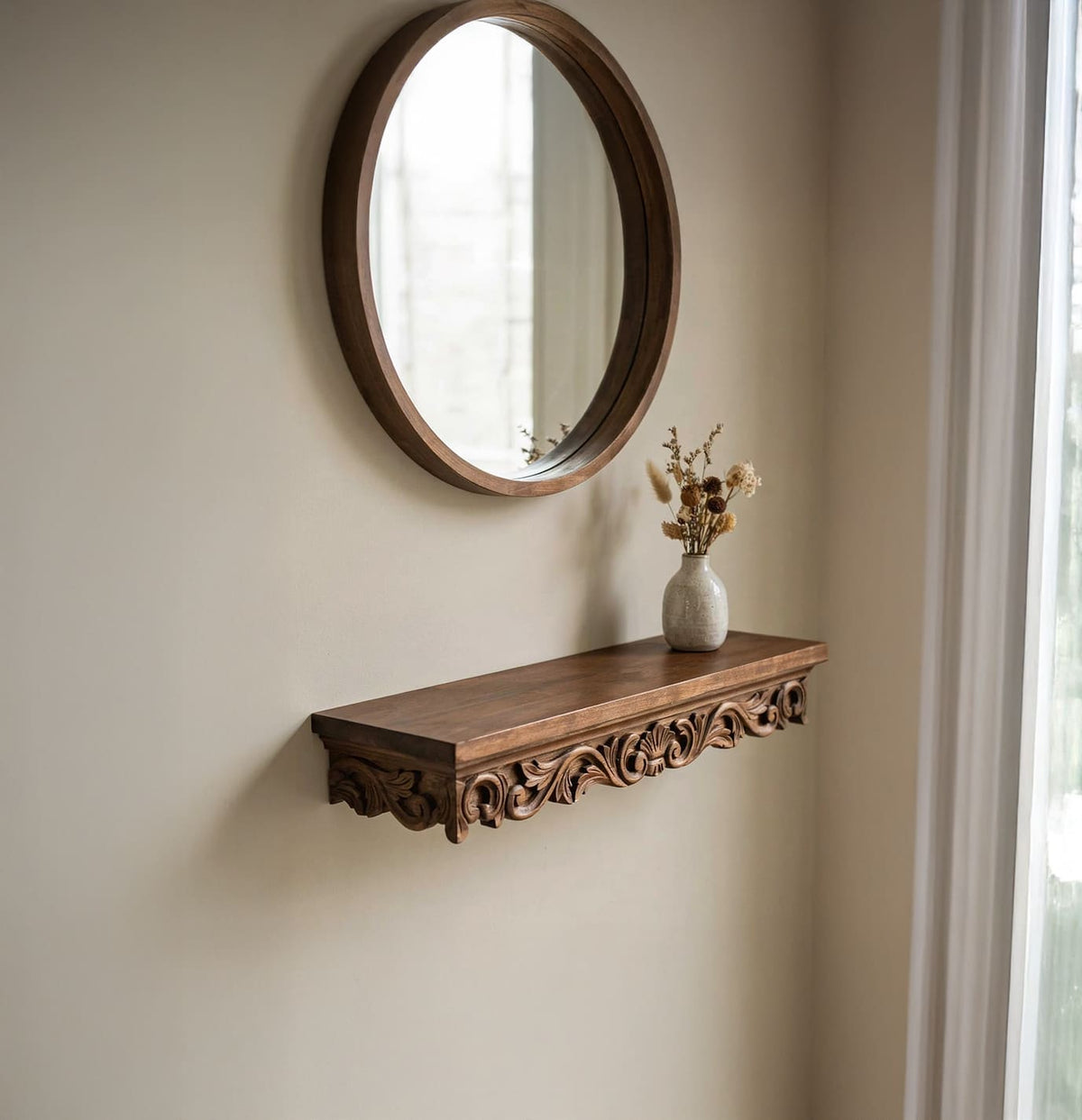 Sierlijke zwevende consoleplank in een klassiek en verfijnd interieur