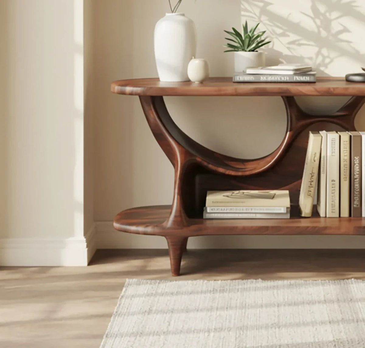 Brugvormig houten wandmeubel voor een modern minimalistisch interieur