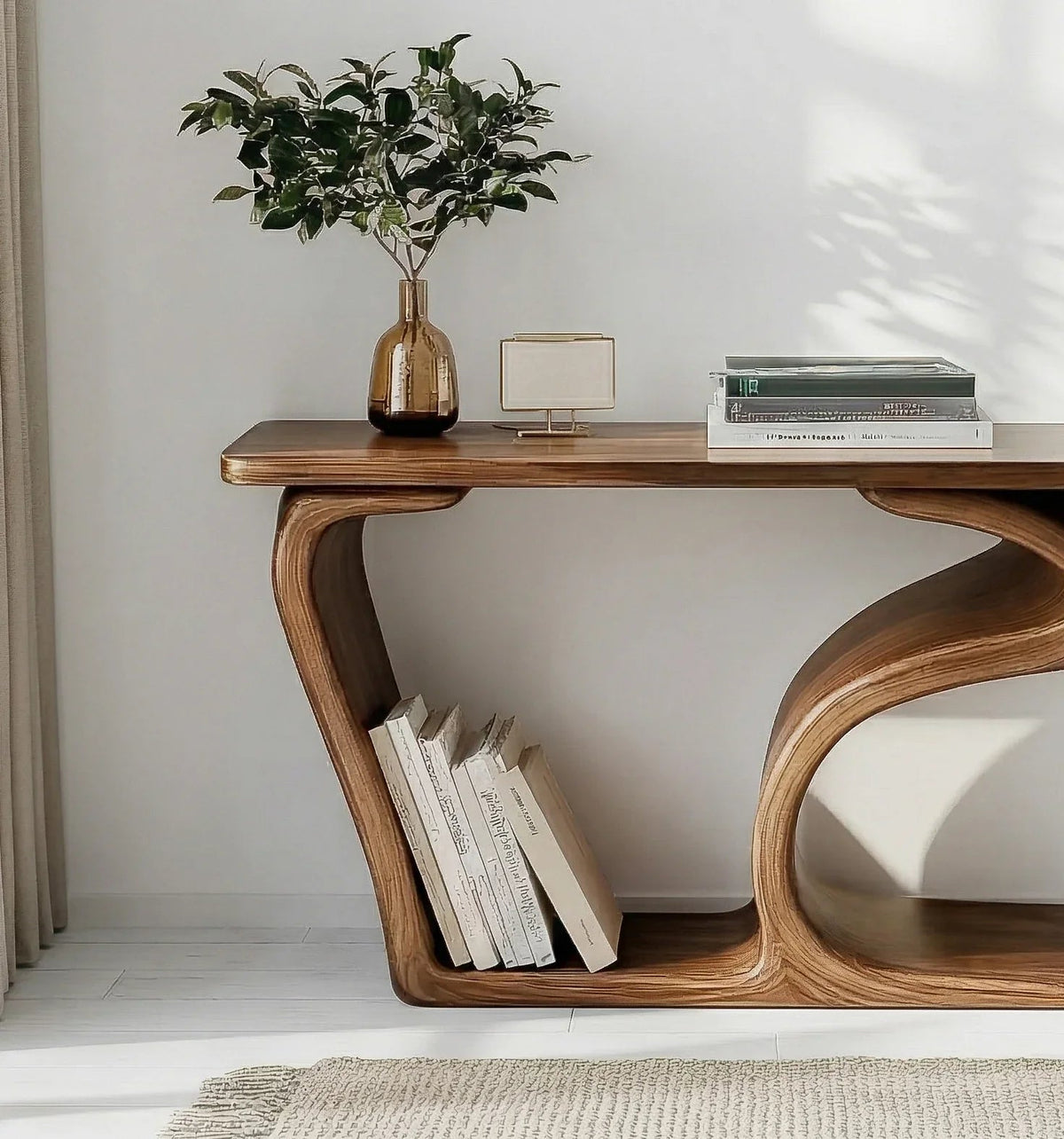 Minimalistische houten console met vakken voor boeken en woondecoratie