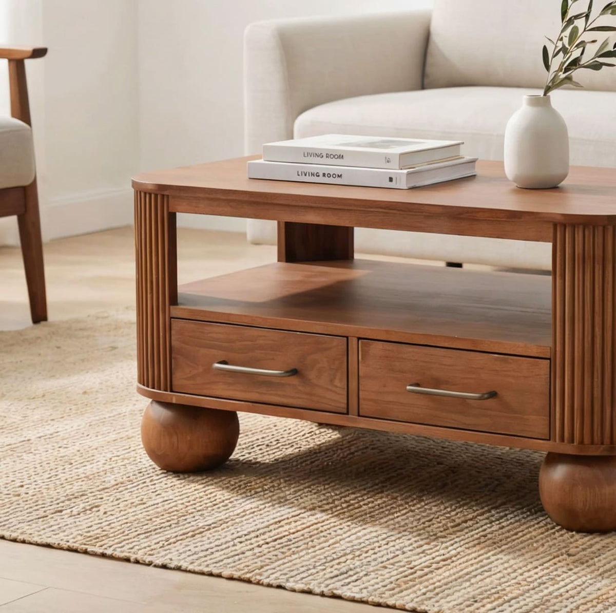 Moderne geribbelde massief houten salontafel met lades en bolvormige poten