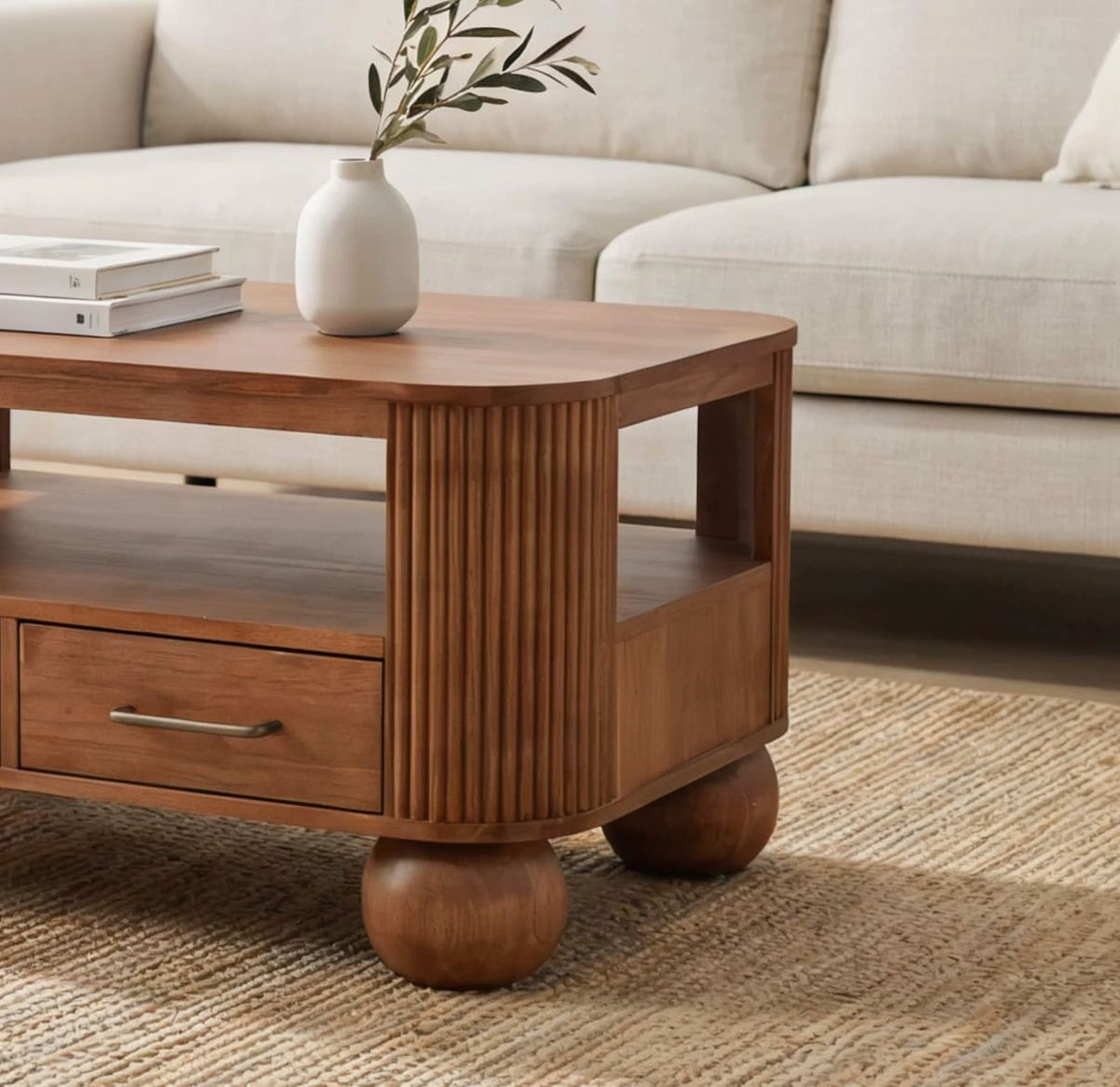 Moderne geribbelde massief houten salontafel met lades en bolvormige poten