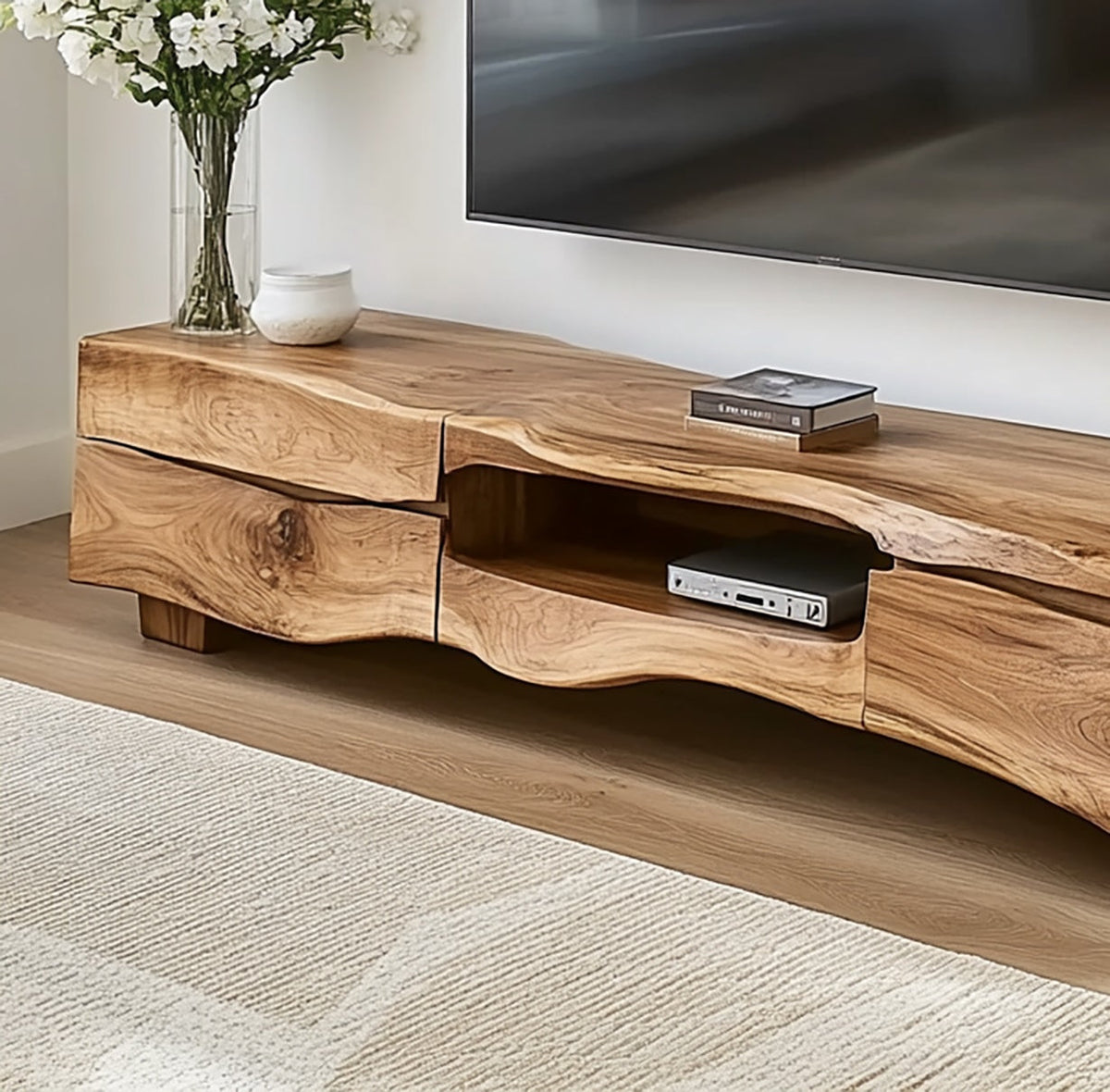 Organische massief houten tv-kast met boomranddetails en opbergruimte