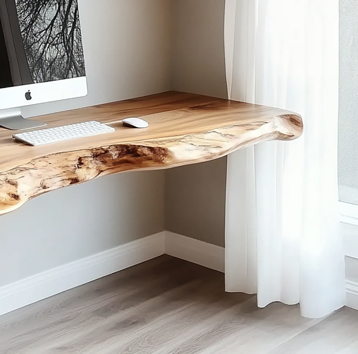 Handgemaakte houten zwevende wandplank met natuurlijke boomrand