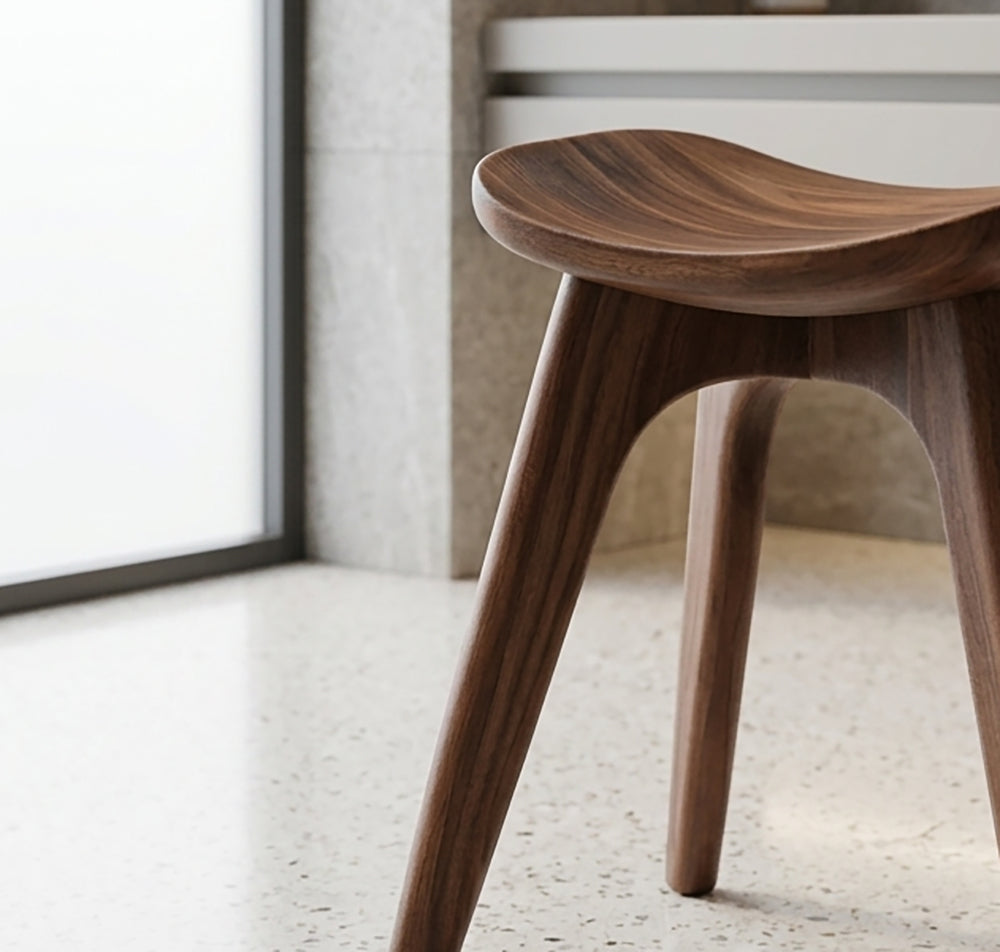 Massief houten douchekruk met organisch sculpturaal ontwerp voor moderne badkamers