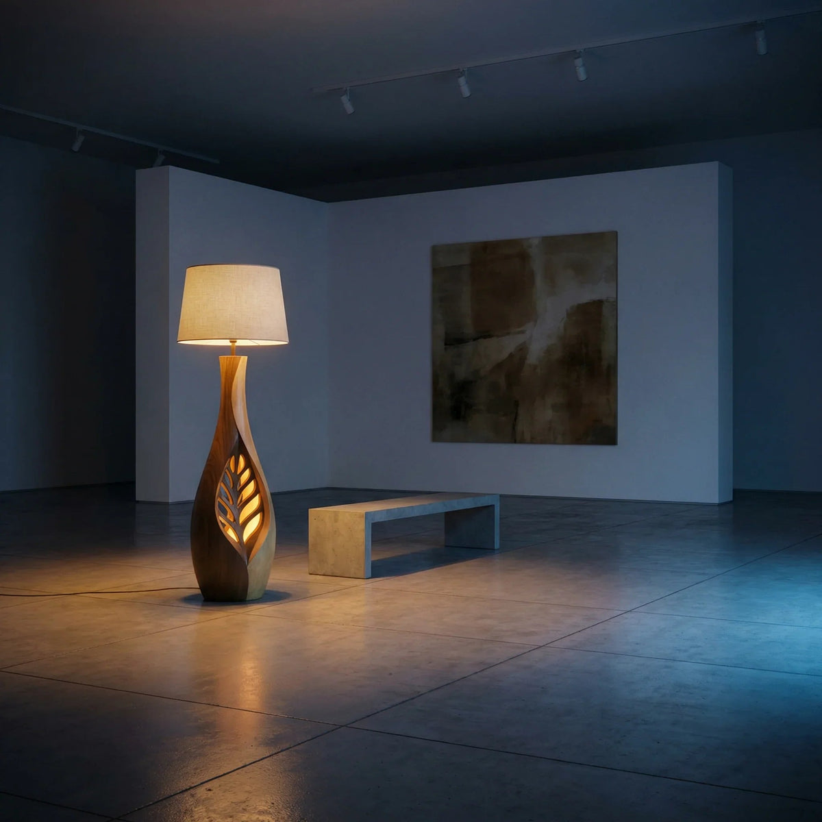 Gesneden houten vloerlamp met uitgesneden bladmotief en warme gloed in minimalistische kamer