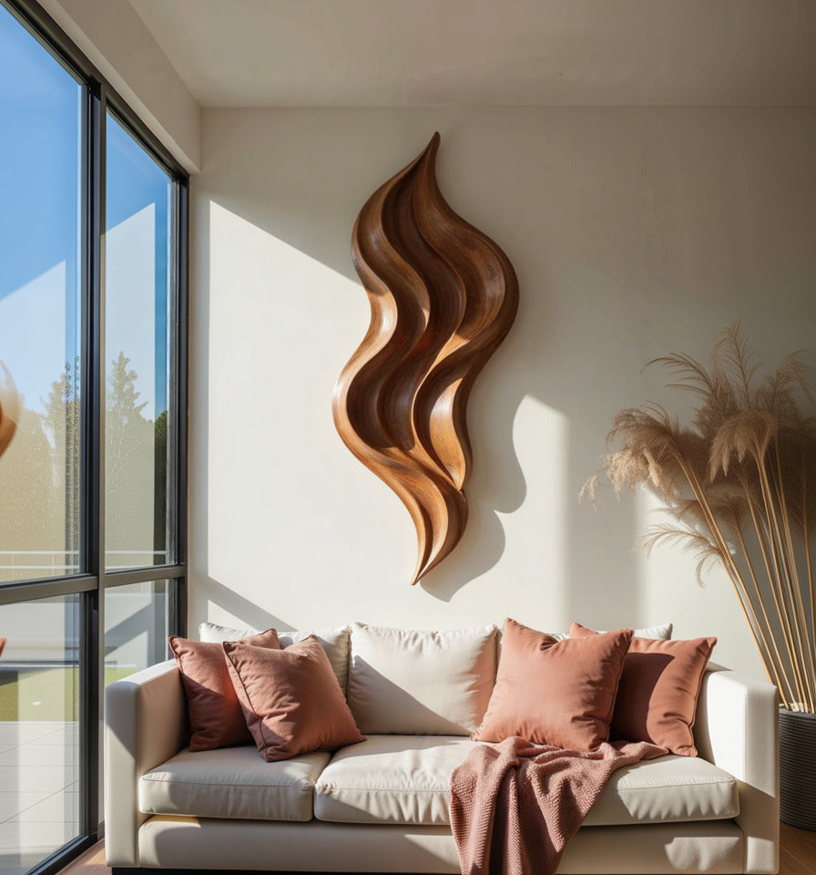 Sculpturale houten wandkunst als blikvanger boven de bank