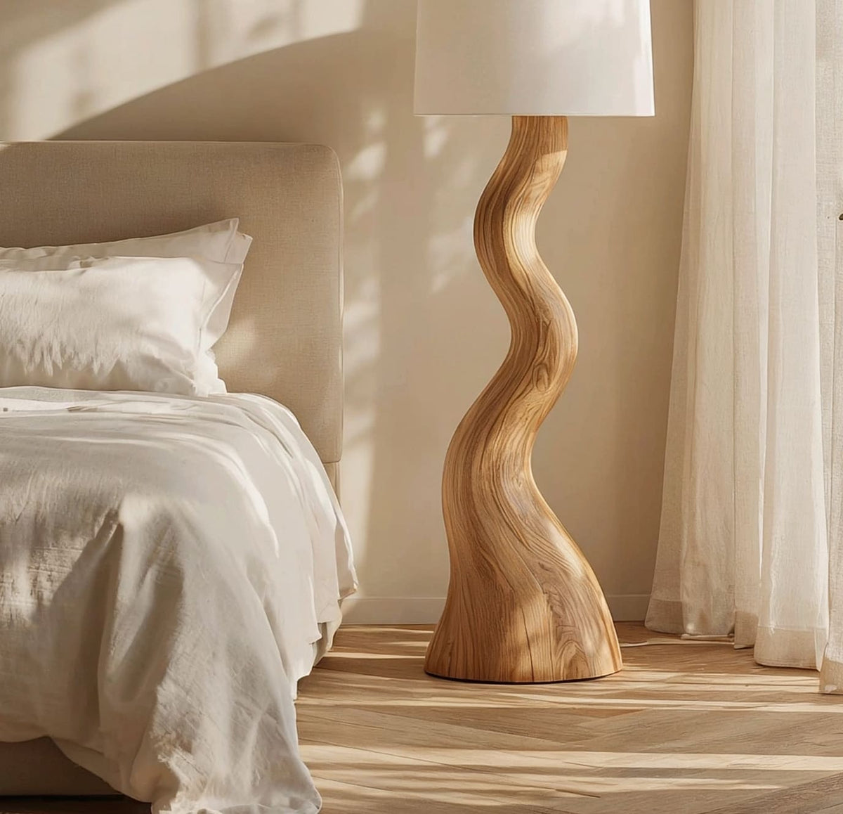 Natuurhouten vloerlamp met artistieke sculpturale voet en stoffen kap