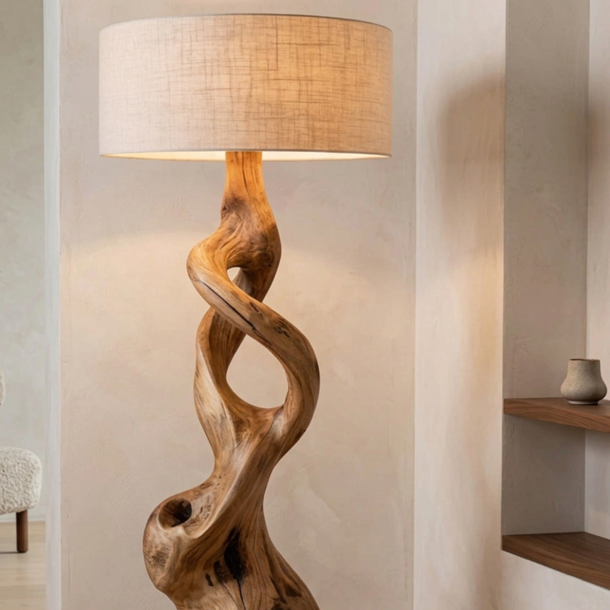 Eigentijdse natuurhouten staande lamp met artistieke vorm