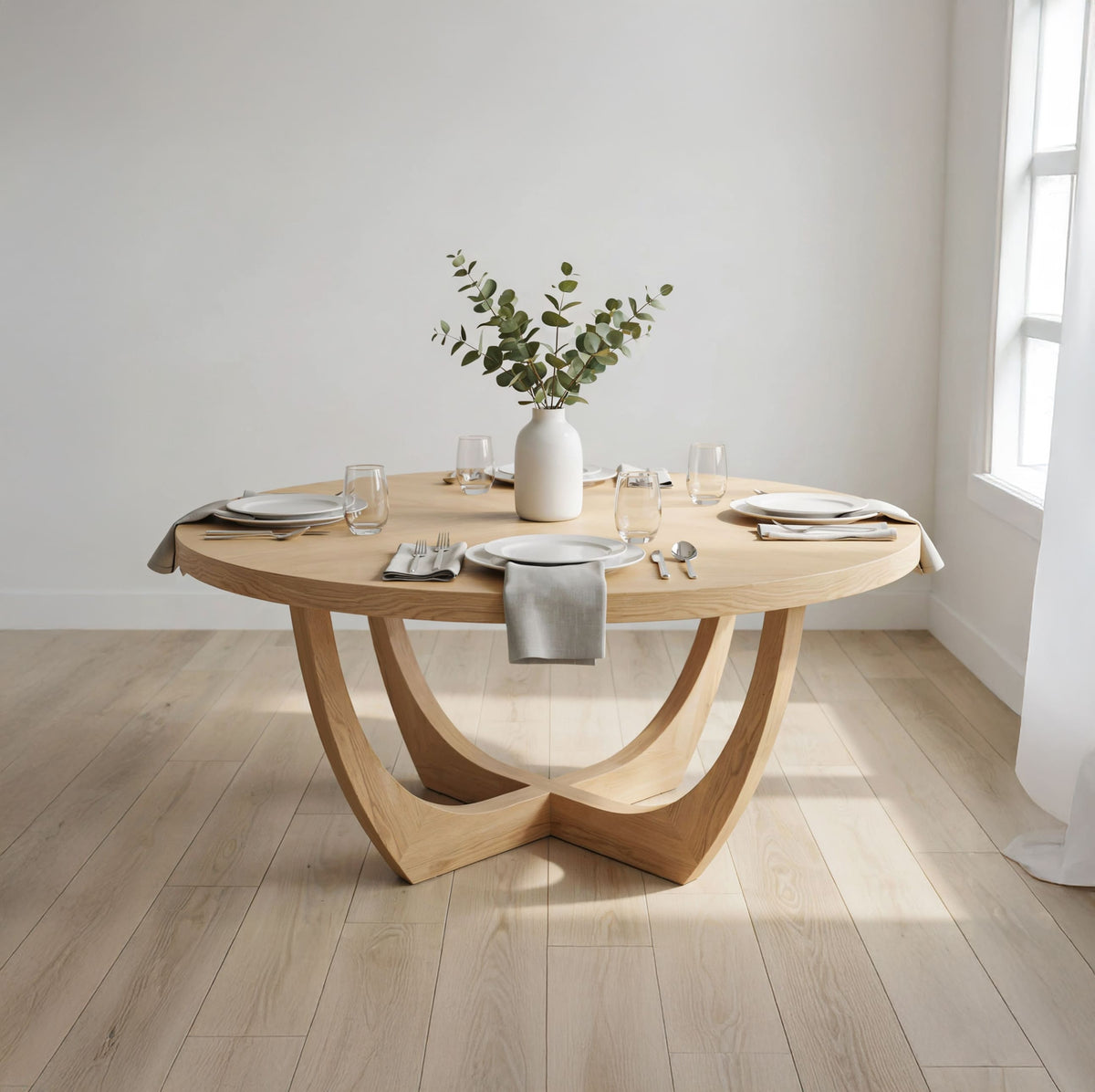 Massief houten ronde eettafel in een eigentijdse eetkamer