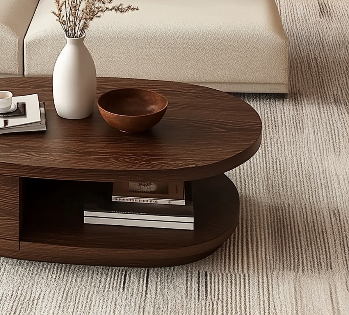 Ronde houten salontafel met sculpturaal gebogen ontwerp