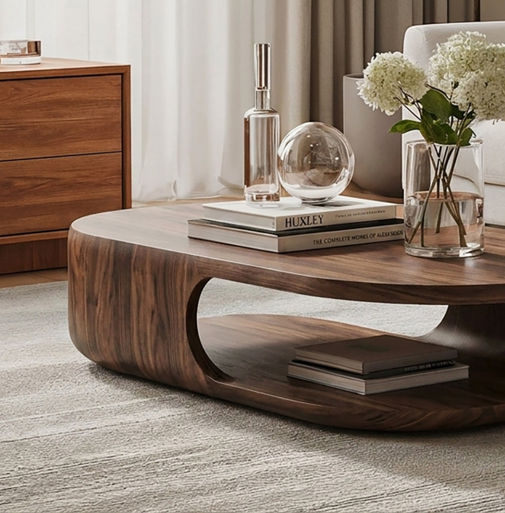 Gebogen massief houten salontafel met open onderplateau voor opslag en decoratie