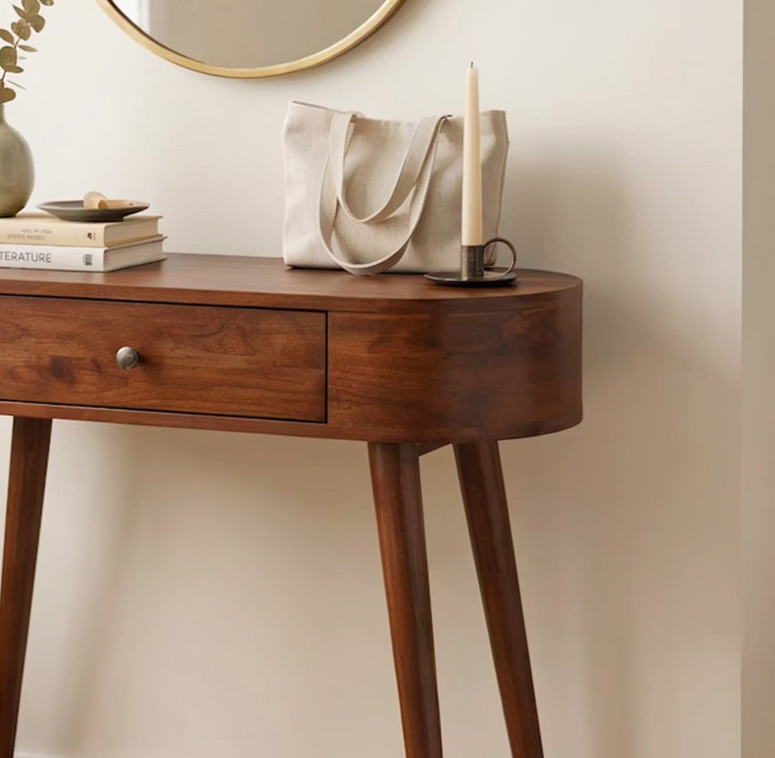 Moderne Japandi massief houten sidetable met gebogen silhouet en lade