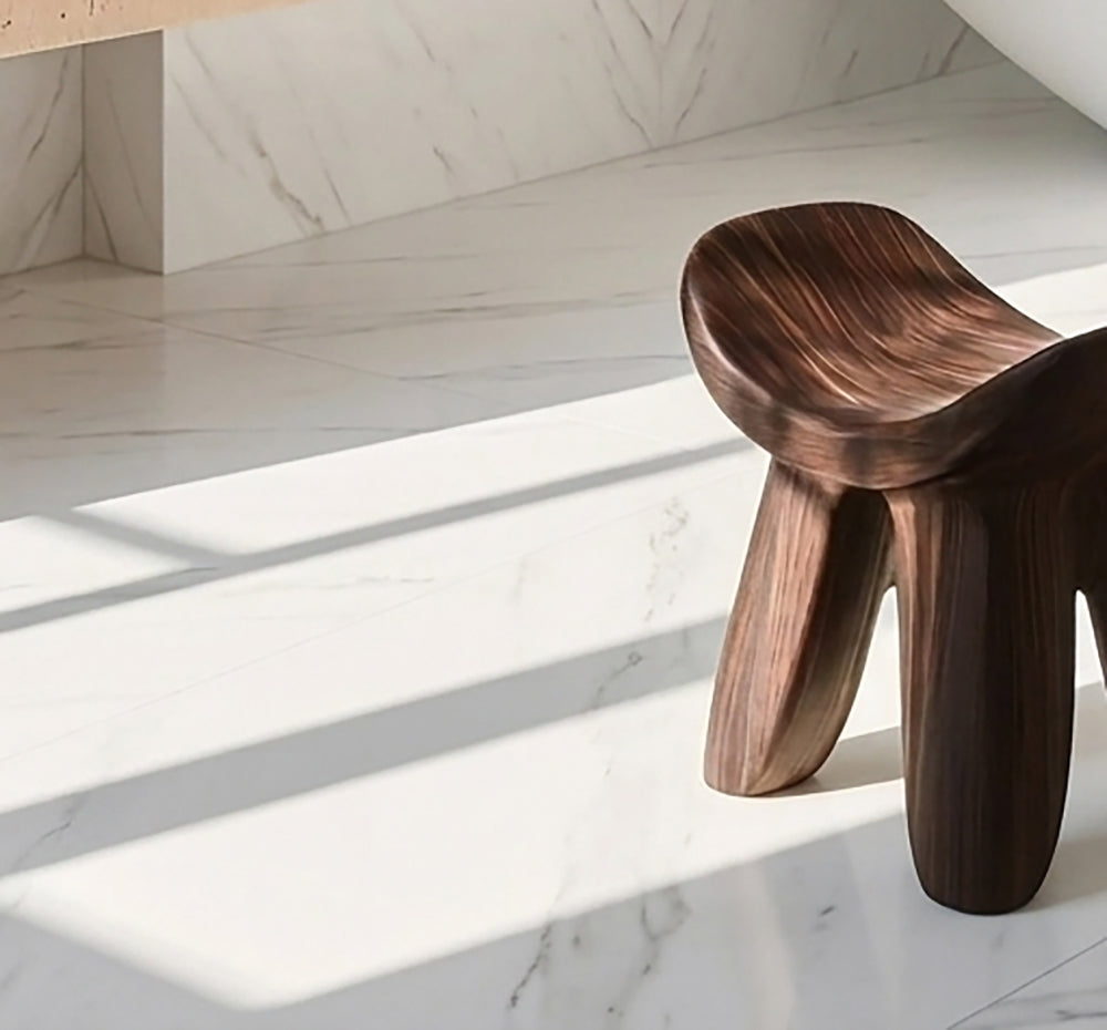 Massief houten badkamerbankje met sculpturaal gebogen ontwerp in Japandi stijl