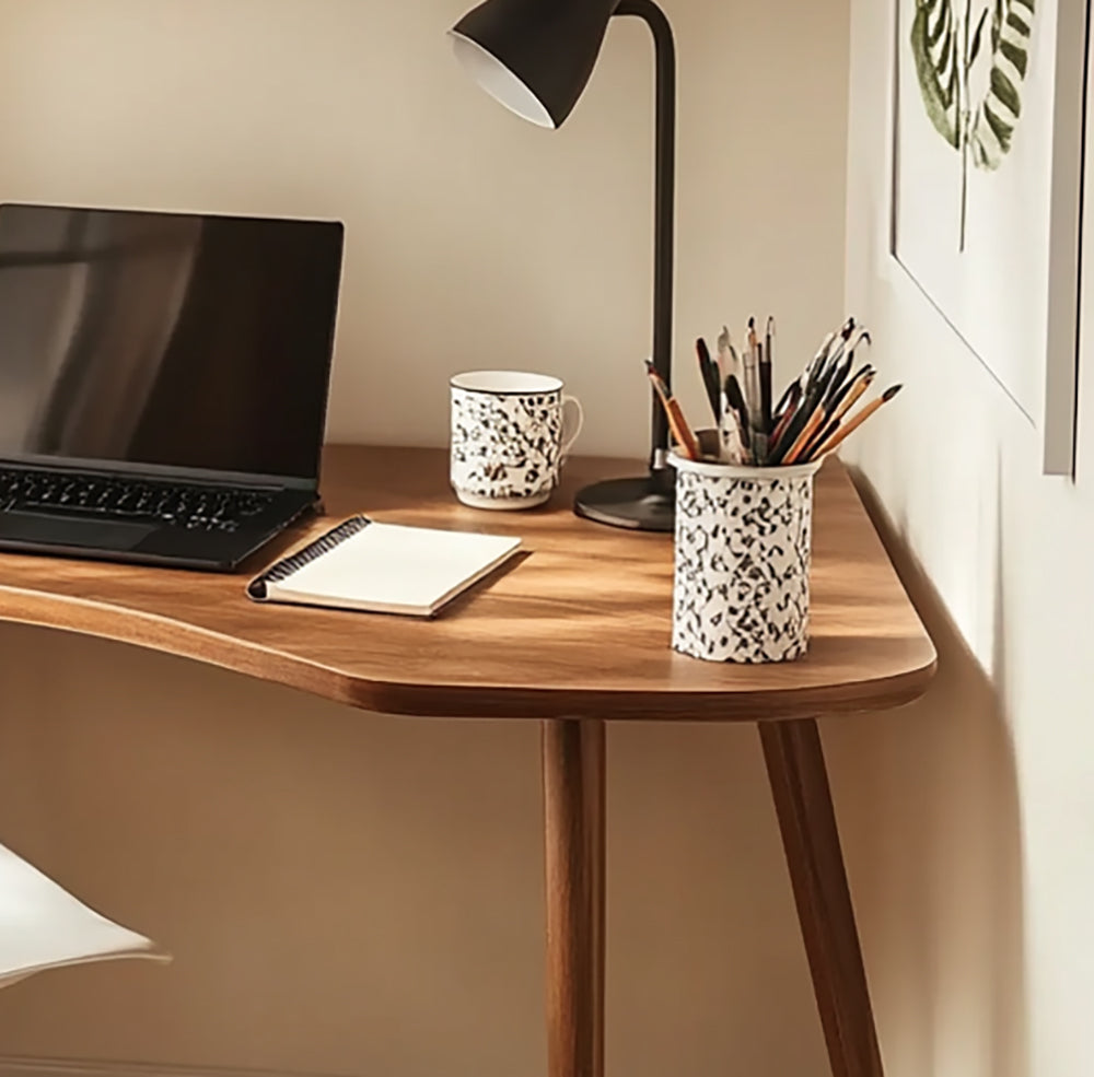 Moderne sculpturale werktafel met handgemaakte boomrand en houtnerf