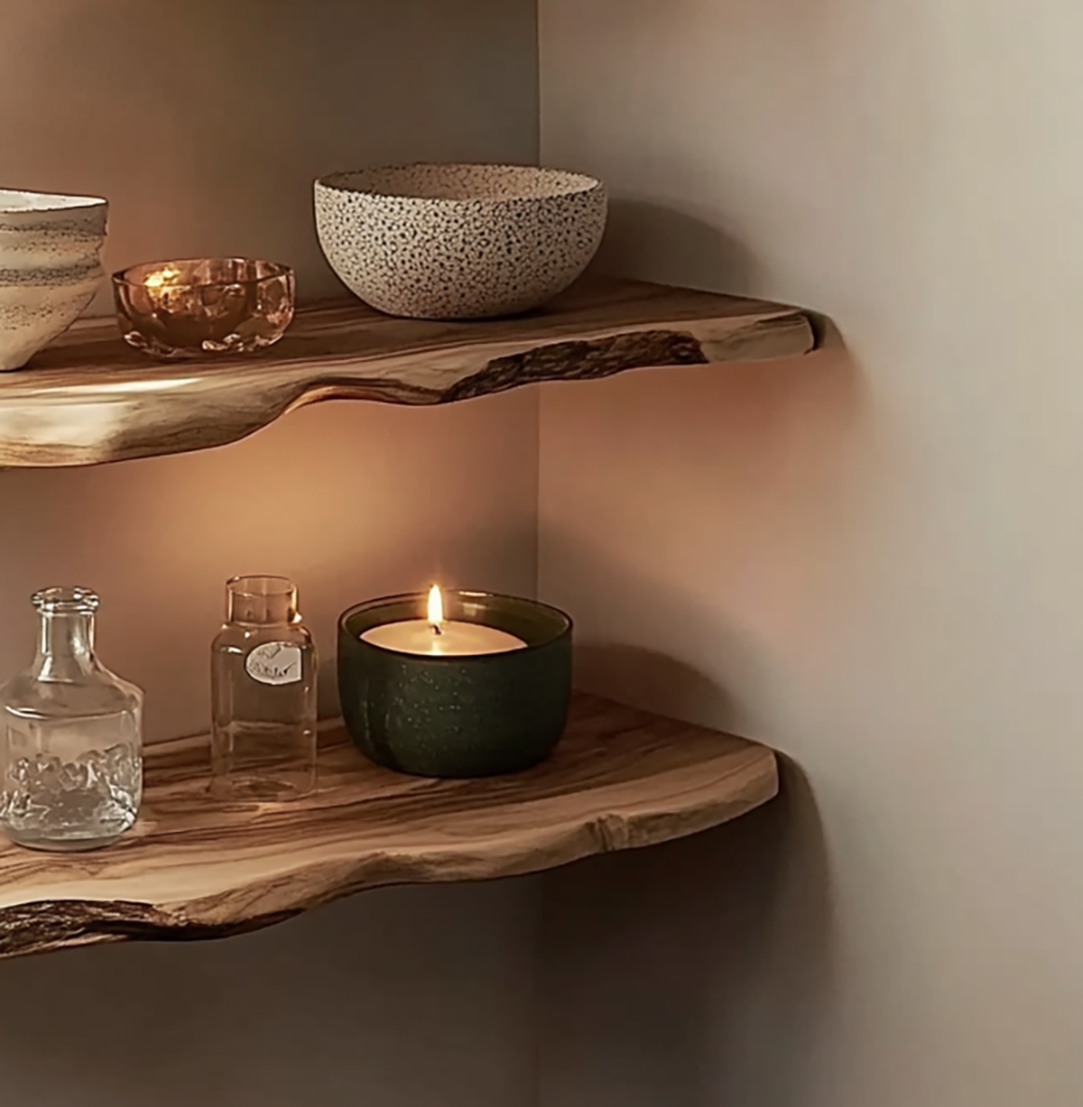 Massief houten zwevende wandplank met natuurlijk boomranddetail