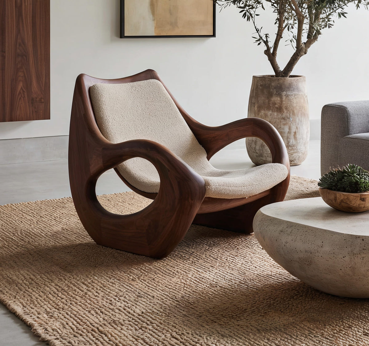 Minimalistische houten accentstoel in een lichte moderne lounge