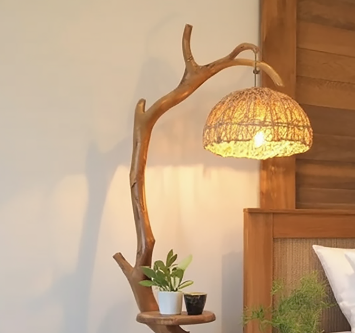 Houten vloerlamp met ingebouwde plateautafeltjes voor de woonkamer
