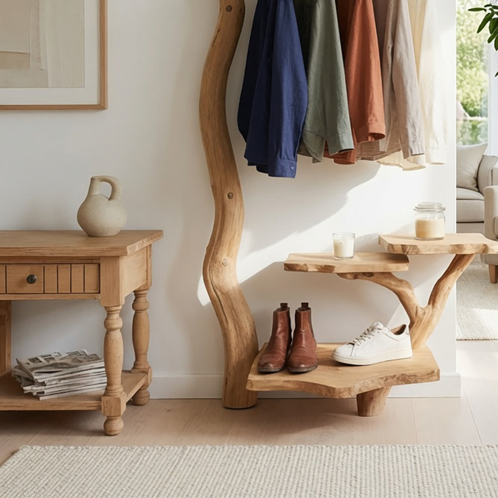 Modern massief houten halmeubel met sculpturaal boomdesign