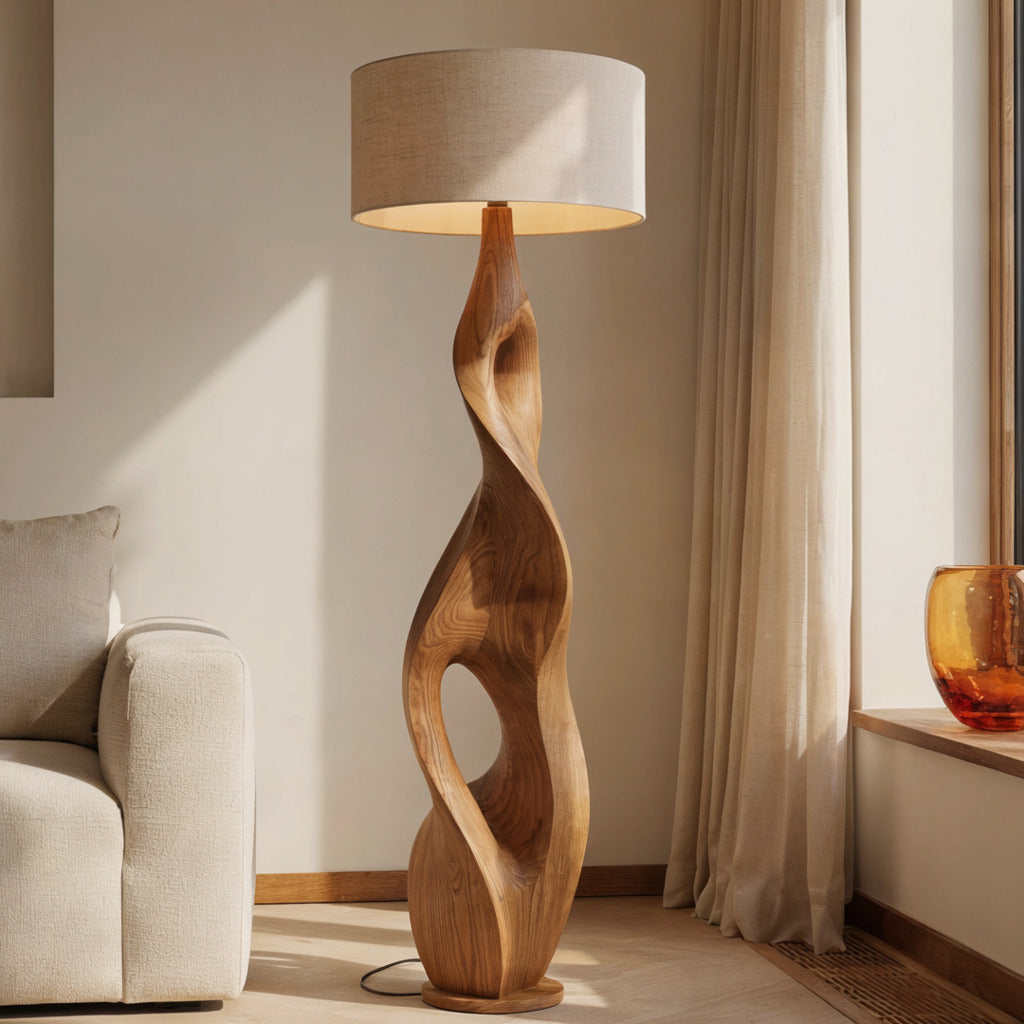 Sculpturale getordeerde massief houten vloerlamp in een moderne woonkamer