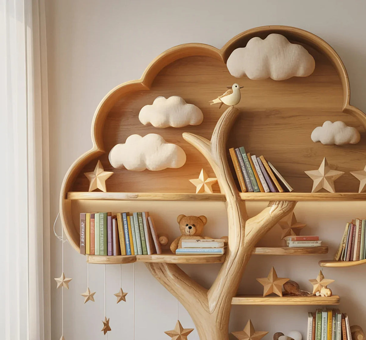 Massief houten kinder boom boekenrek in de babykamer met boeken op de takken