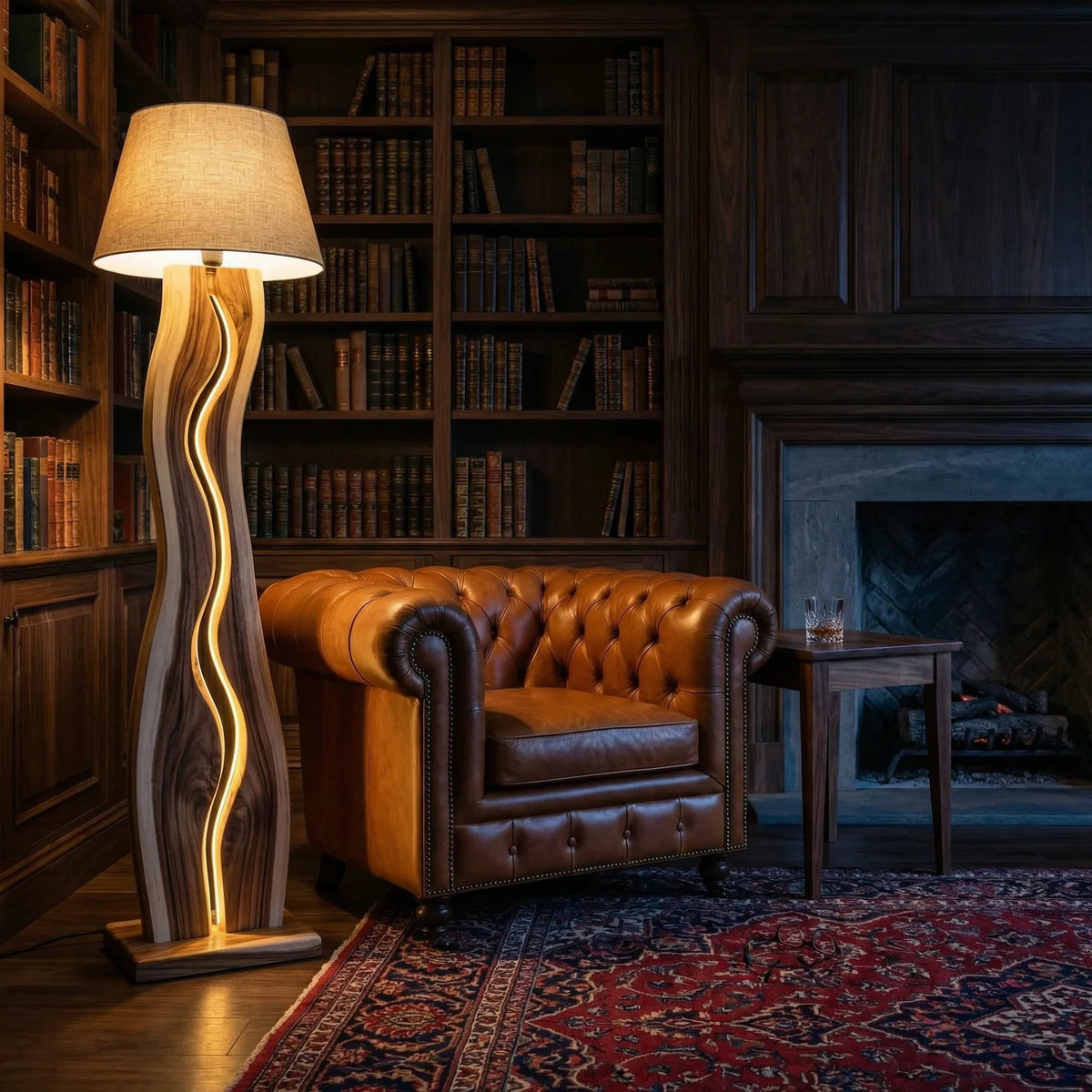 Houten vloerlamp met LED-strip in gezellige bibliotheek naast lederen fauteuil