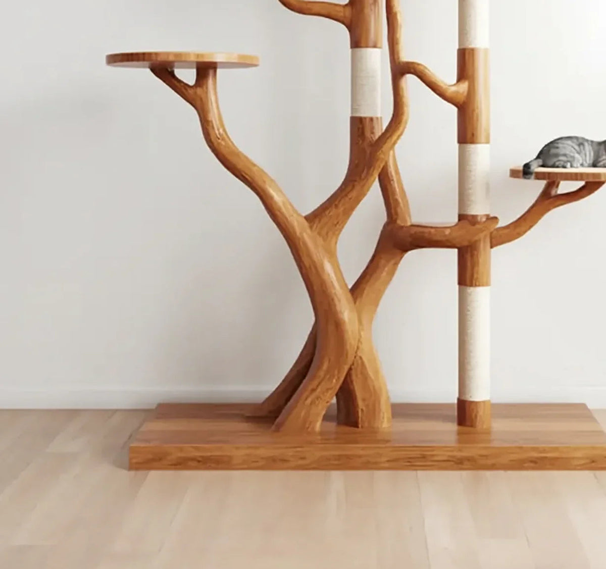Rustieke houten boom krabpaal van natuurlijk hout voor de woonkamer