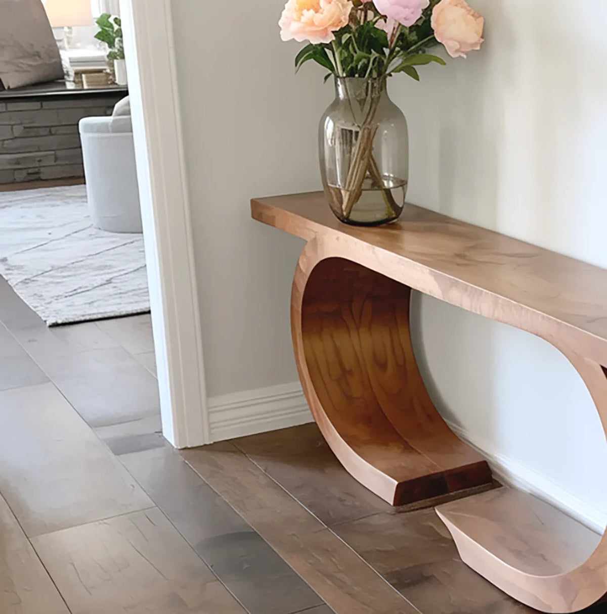 Massief houten sidetable met natuurlijke rand en sculpturaal onderstel