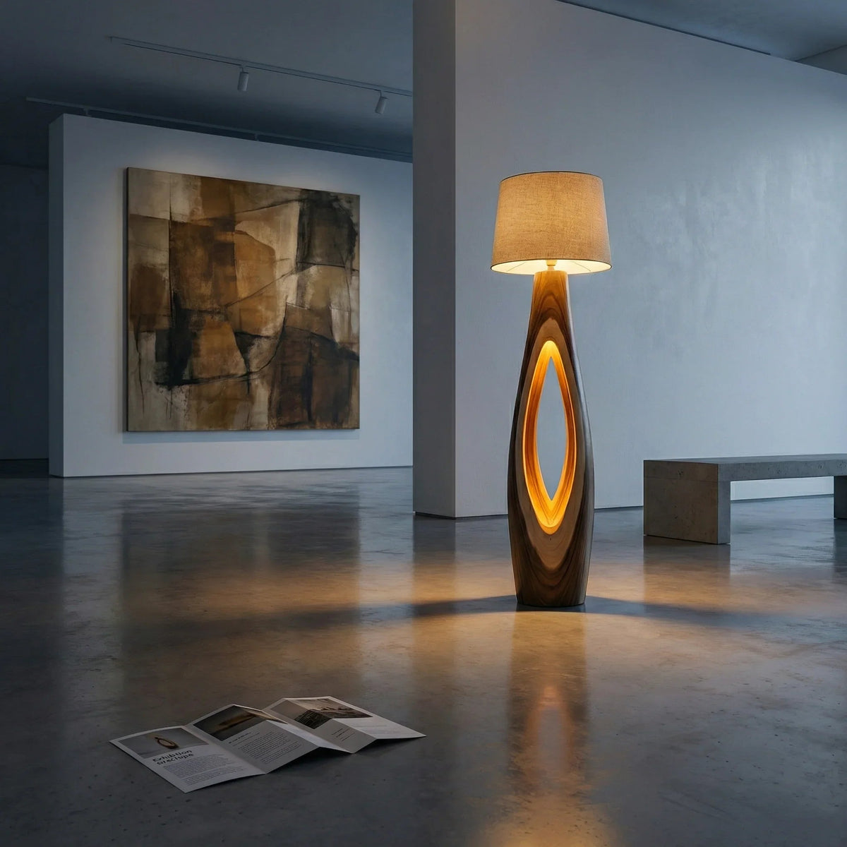 Moderne loft met verlichte sculpturale houten vloerlamp en kunst