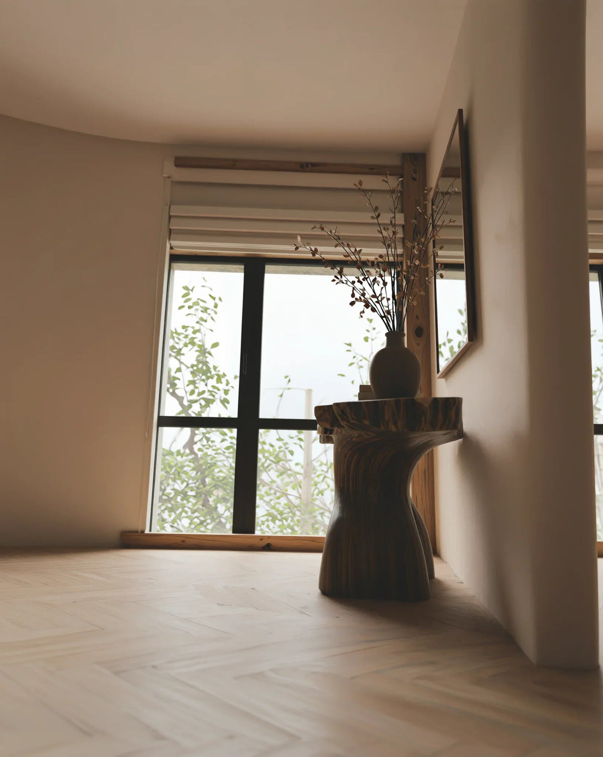 Massief houten wandmeubel bij groot raam in minimalistische woning