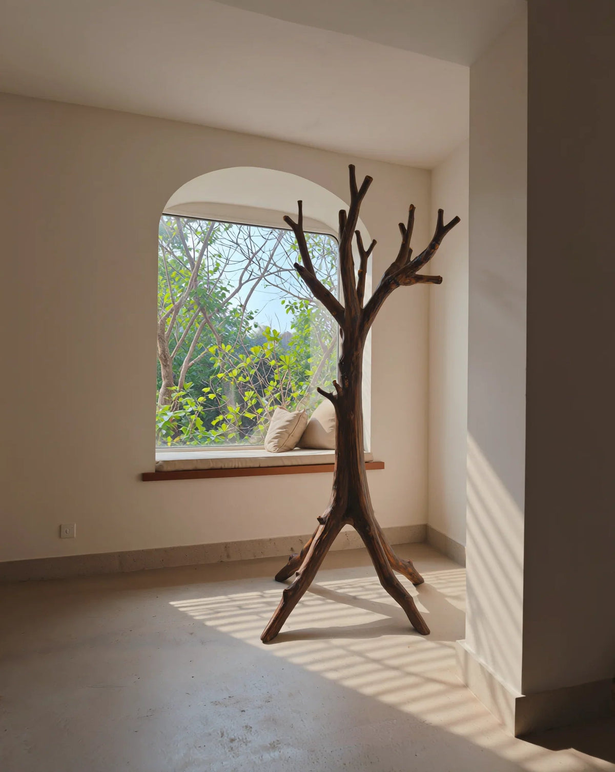 Vrijstaande houten boomkapstok in minimalistische entree met natuurlijk licht