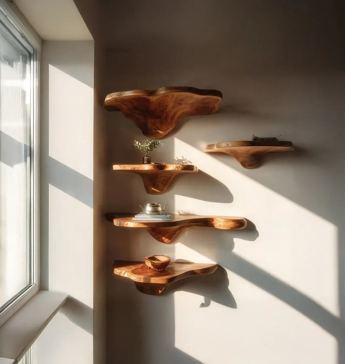 Boomrand massief houten zwevende wandplanken in een zonnig modern interieur