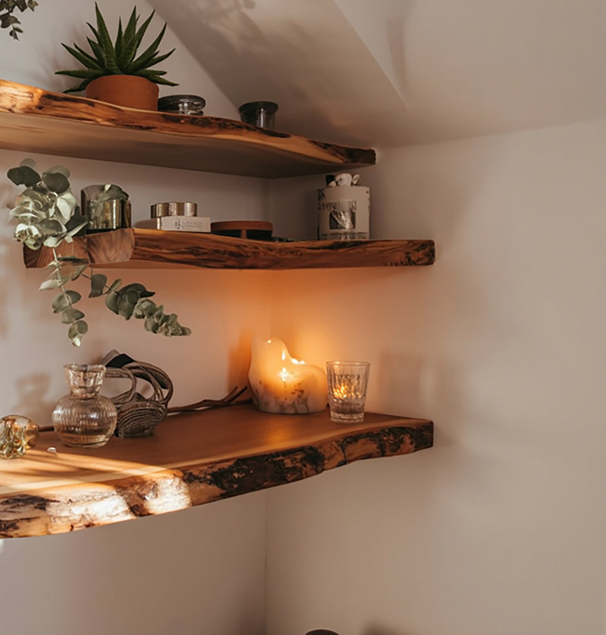 Handgemaakte Live Edge Wandplanken – Rustieke Massief Houten Planken