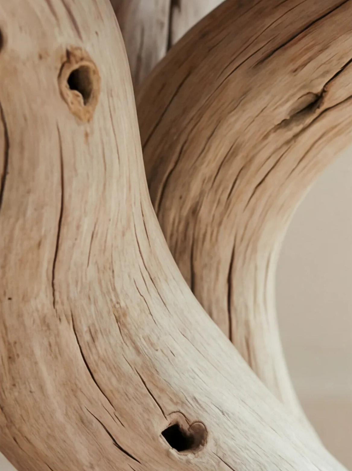 Detailopname van duurzaam massief hout met natuurlijke noesten en nerven