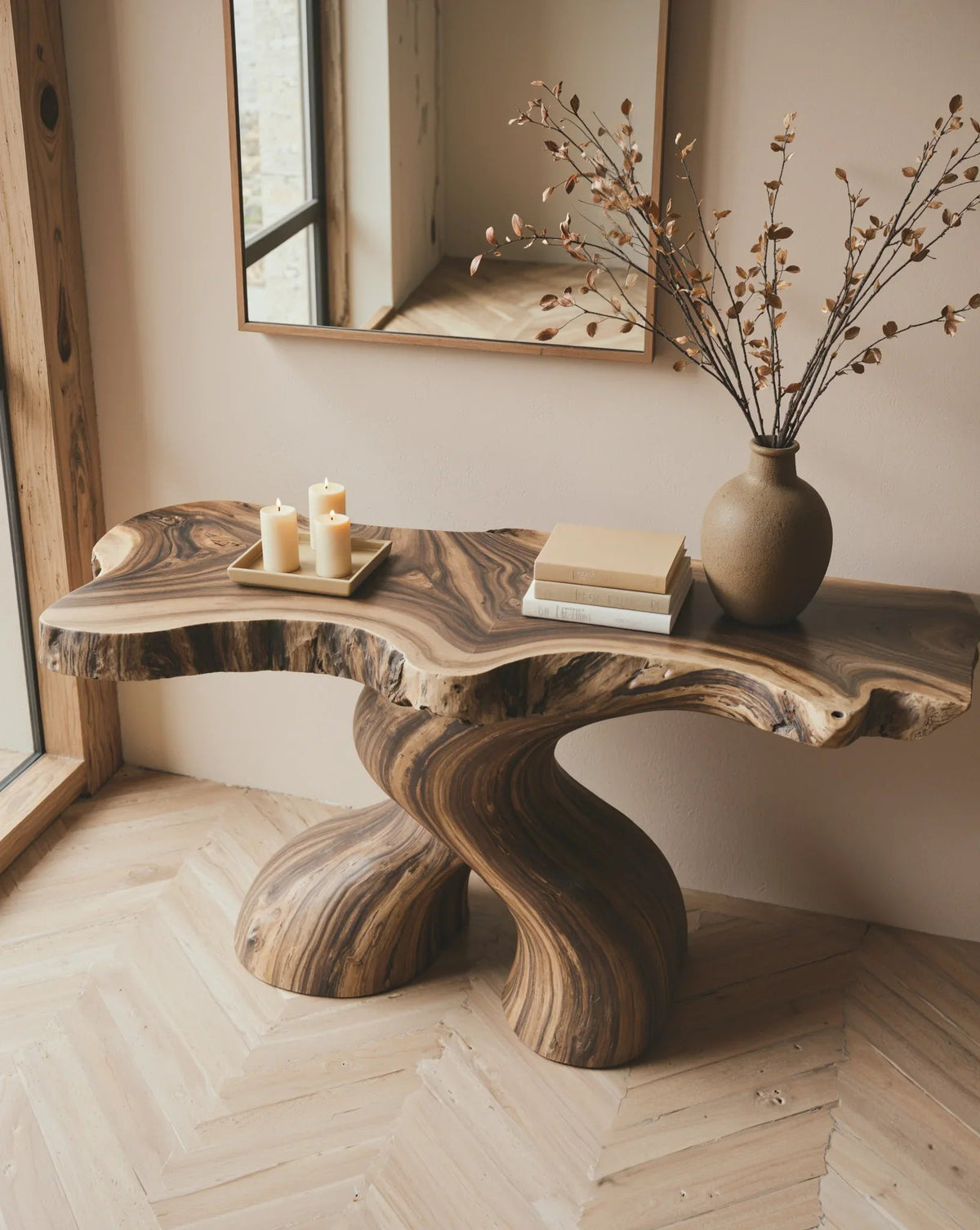 Massief houten sidetable met sculpturaal onderstel, kaarsen, boeken en keramische vaas