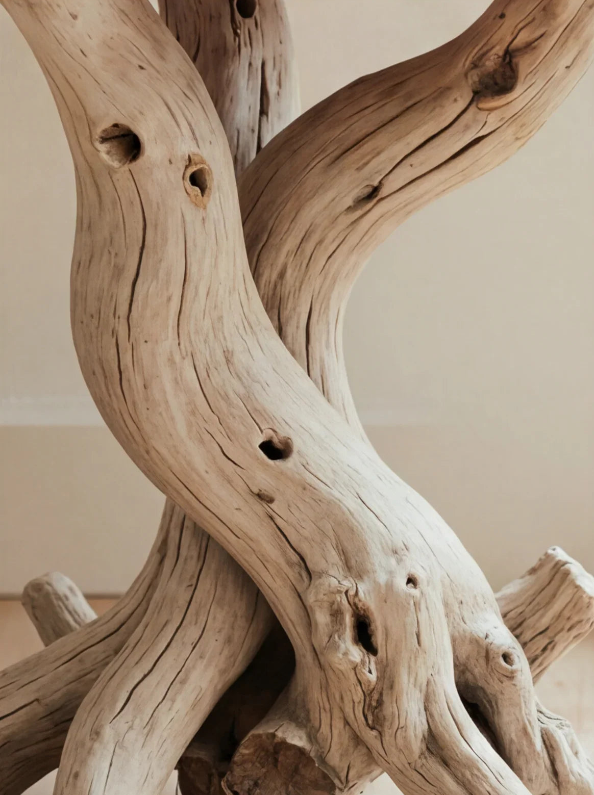 Close-up van ambachtelijk bewerkte houten boomtakken met authentieke houtstructuur