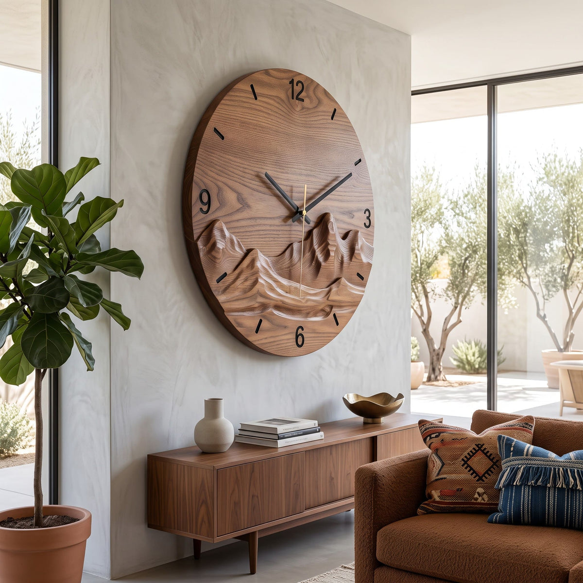 Ambachtelijke massief houten berg wandklok in moderne woonkamer