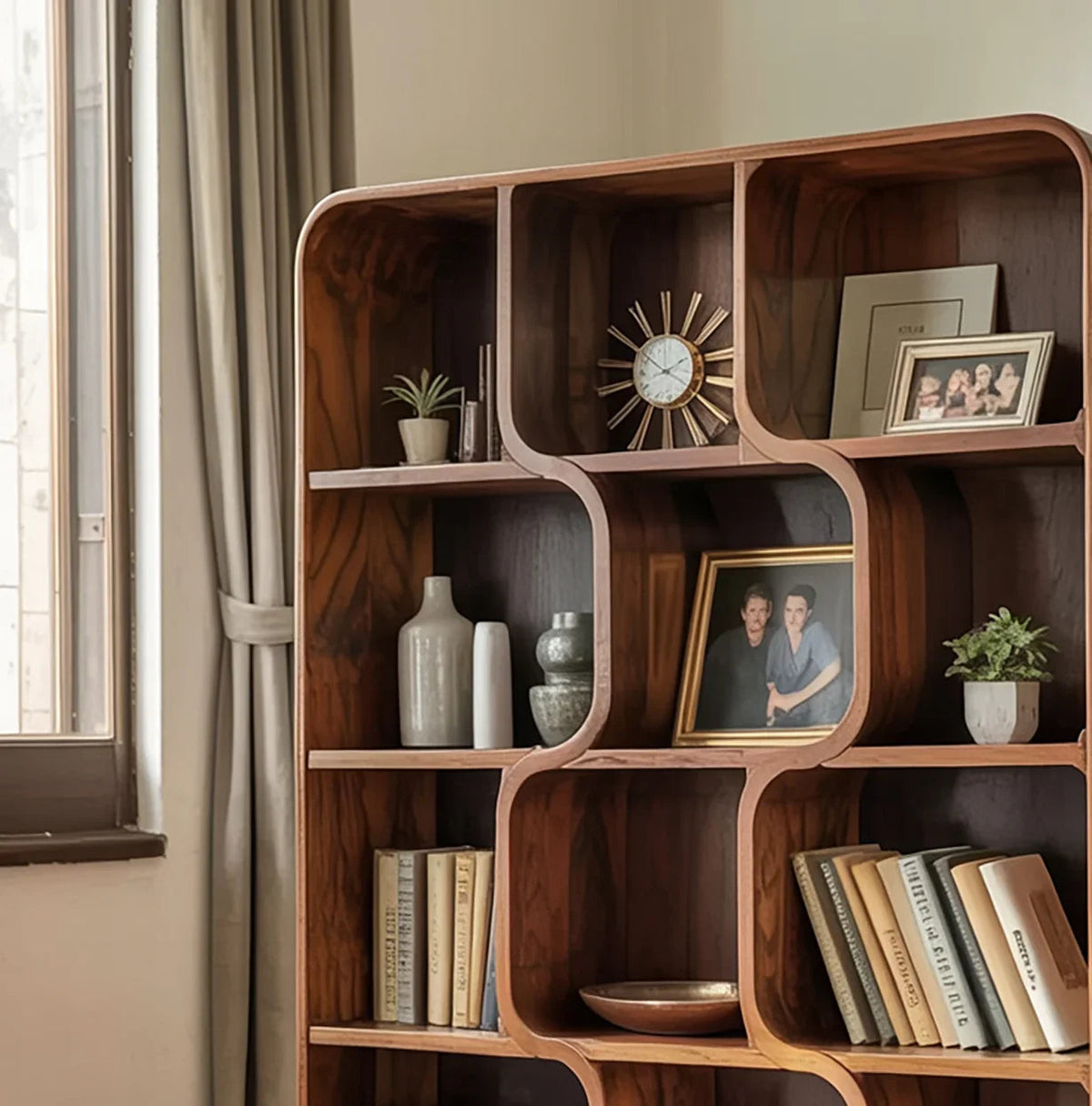 Mid-century massief houten boekenkast met gebogen zijkanten en open schappen