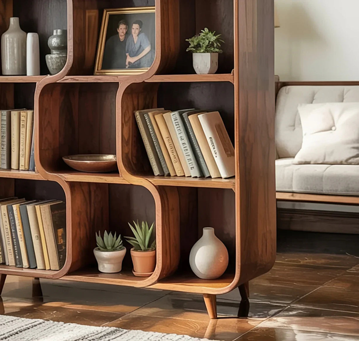 Mid-century massief houten boekenkast met gebogen zijkanten en open schappen
