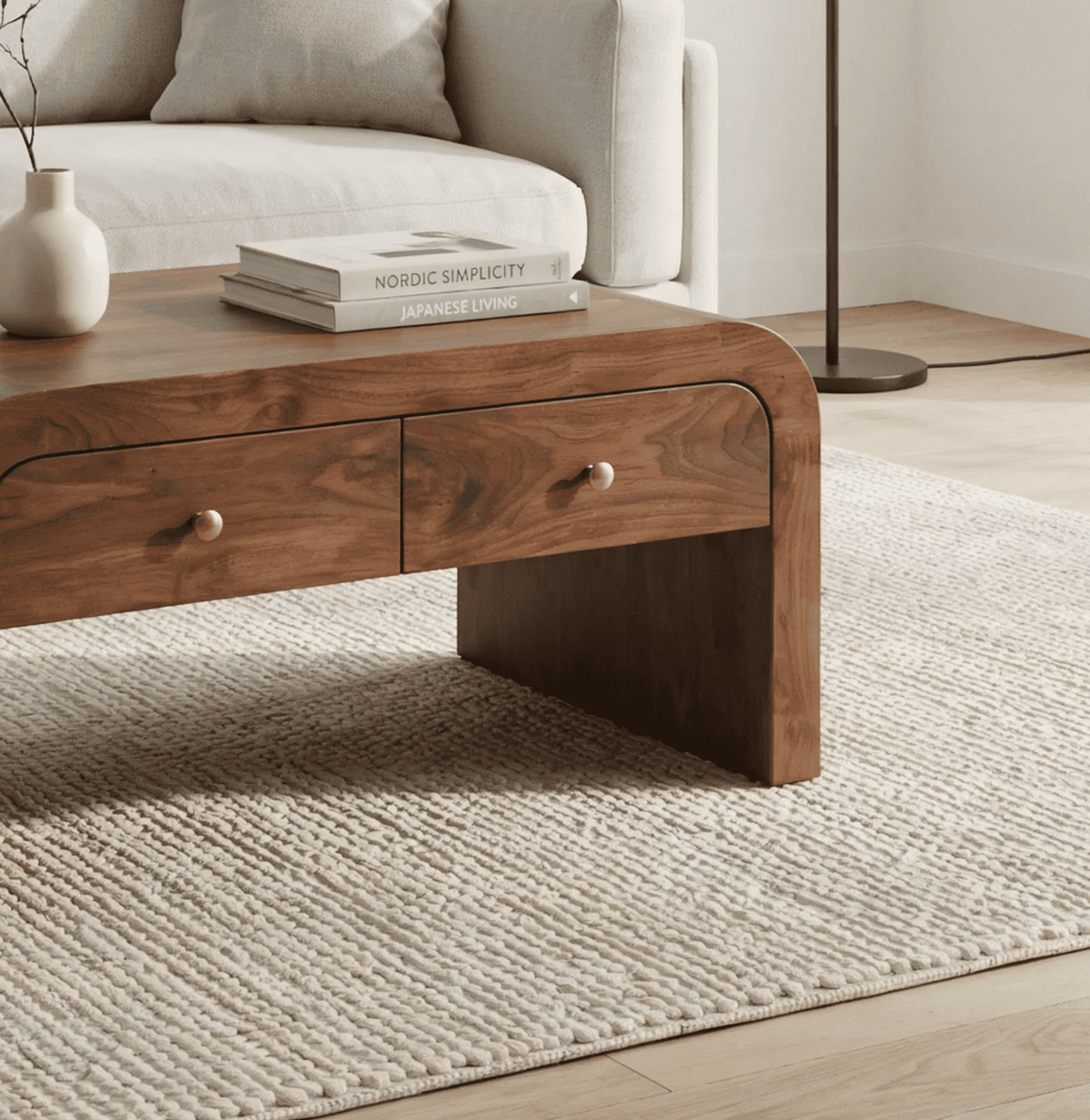 Sculpturale gebogen salontafel van massief hout met functionele lades