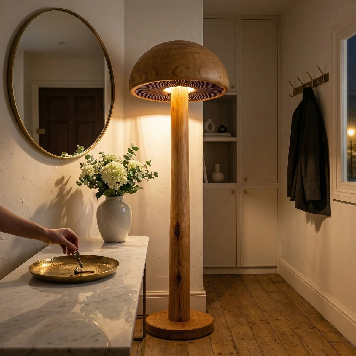 Paddenstoelvormige massief houten staande lamp in een sfeervolle hal
