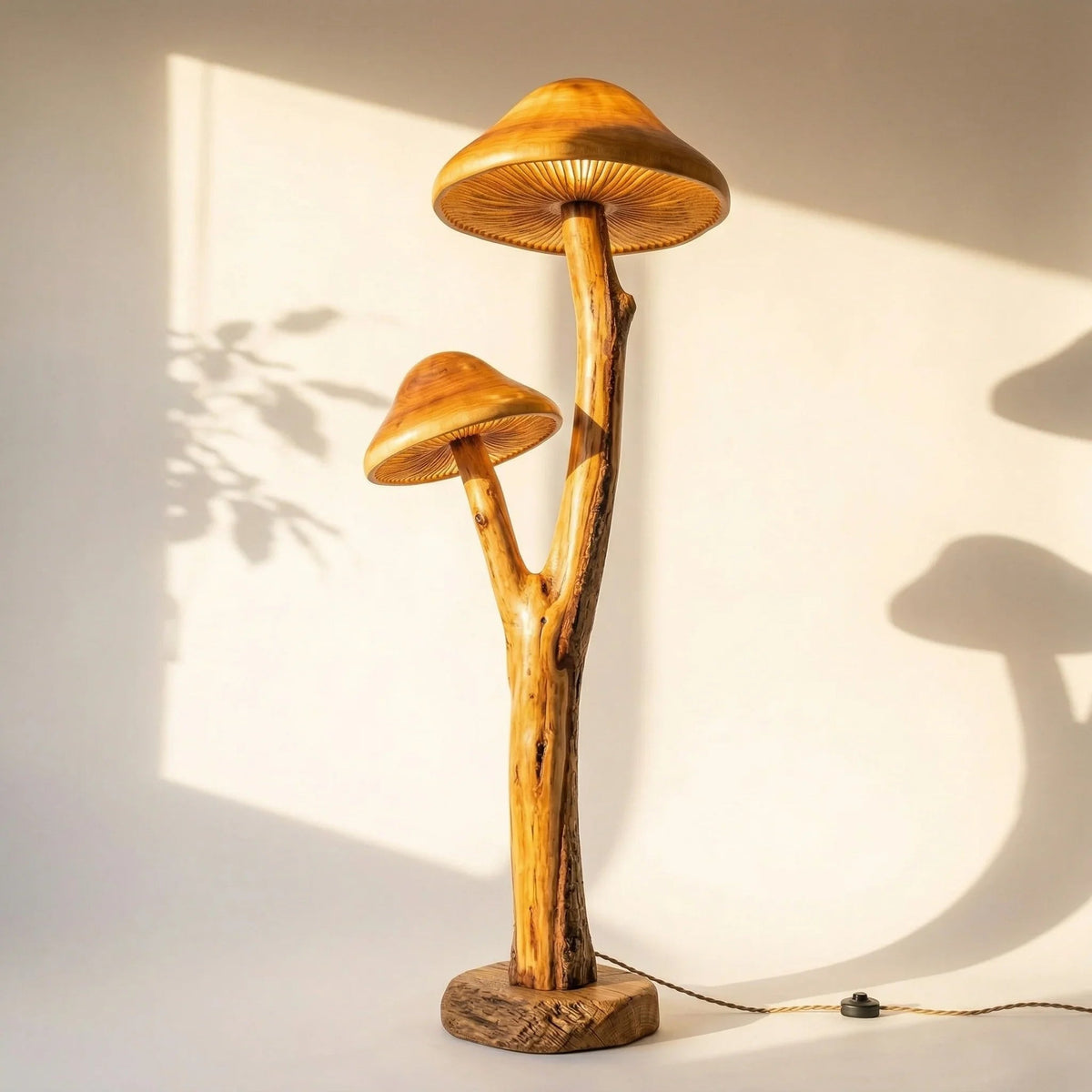 Dubbele paddenstoel vloerlamp met gesneden takstam en boomrand voet