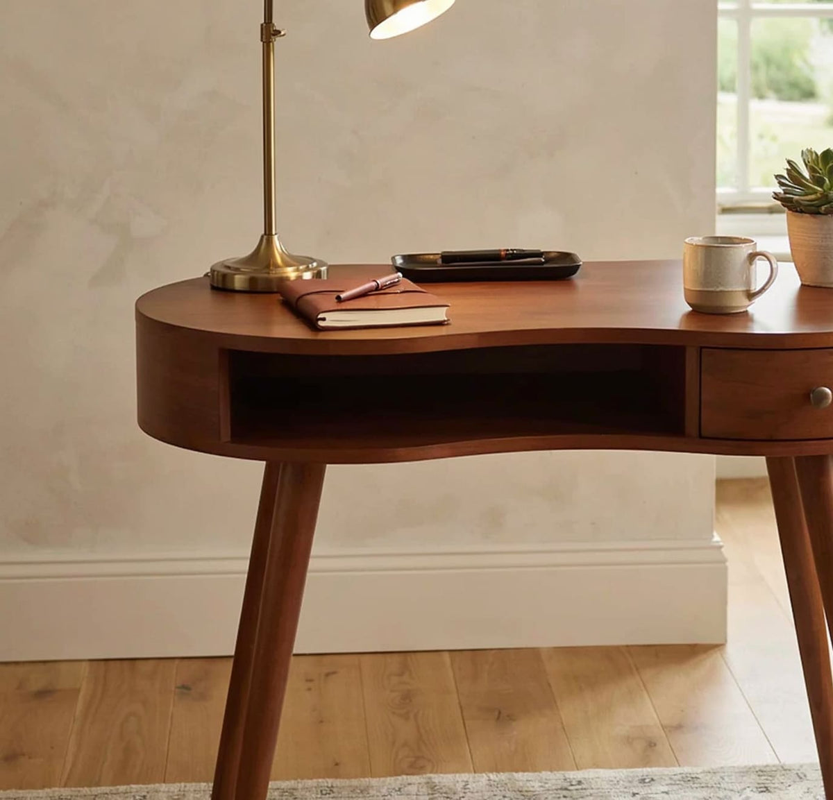 Organisch modern massief houten bureau met sierlijke gebogen lijnen